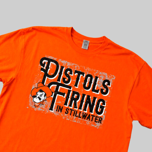 PISTOLS2 Playera Oklahoma State Cowboys Pistols Firing in Stillwater NCAA | Talla XXL