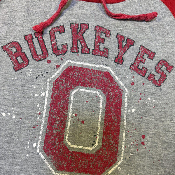 Sudadera con Capucha Ohio State Buckeyes Raglan Gris y Roja1 Sudadera con Capucha Ohio State Buckeyes Raglan Gris y Roja - Talla S (Importado USA)