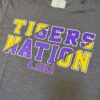 Playera Manga Larga NCAA LSU Tigers Nation (Captivating) - Talla M (Importado USA)