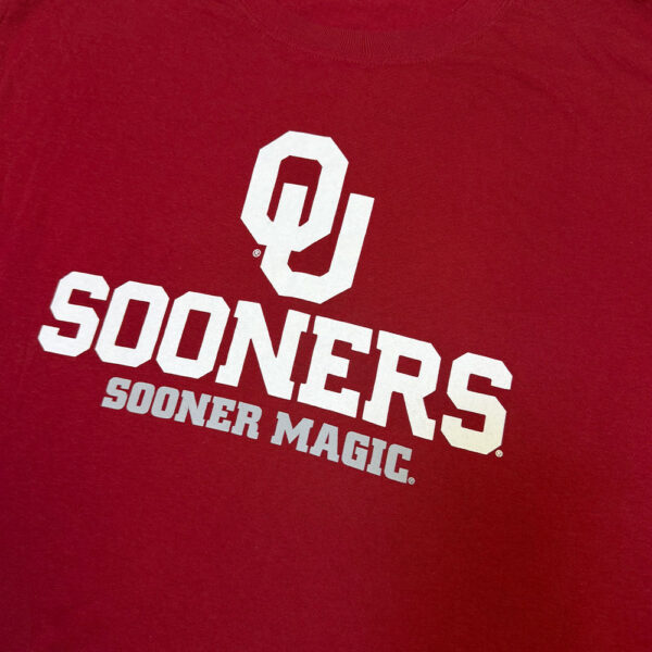 Oklahoma Sooners Sooner Magic Tee - Talla XL1 Oklahoma Sooners Sooner Magic Tee - Talla XL