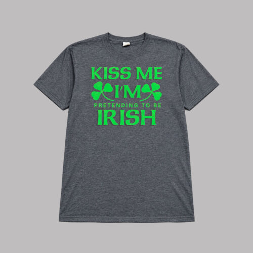 Playera gris Kiss Me I’m Pretending to Be Irish