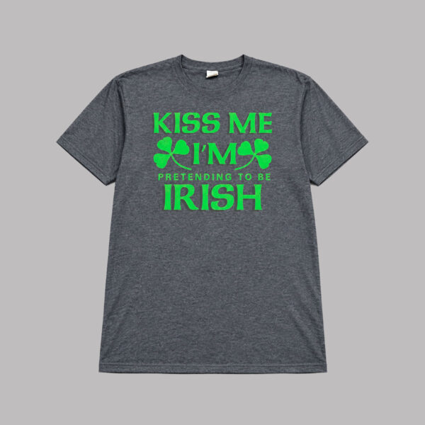 Playera gris Kiss Me I’m Pretending to Be Irish