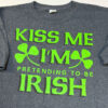 Playera gris Kiss Me I’m Pretending to Be Irish