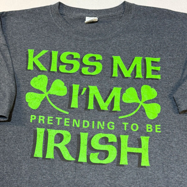 Playera gris Kiss Me I’m Pretending to Be Irish