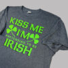 Playera gris Kiss Me I’m Pretending to Be Irish