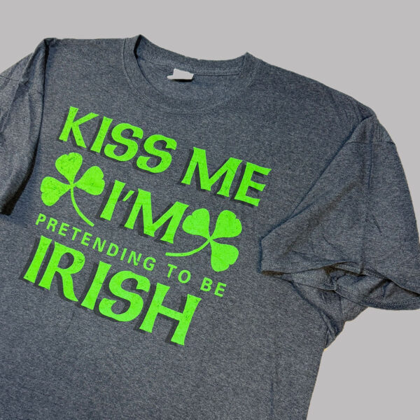 Playera gris Kiss Me I’m Pretending to Be Irish